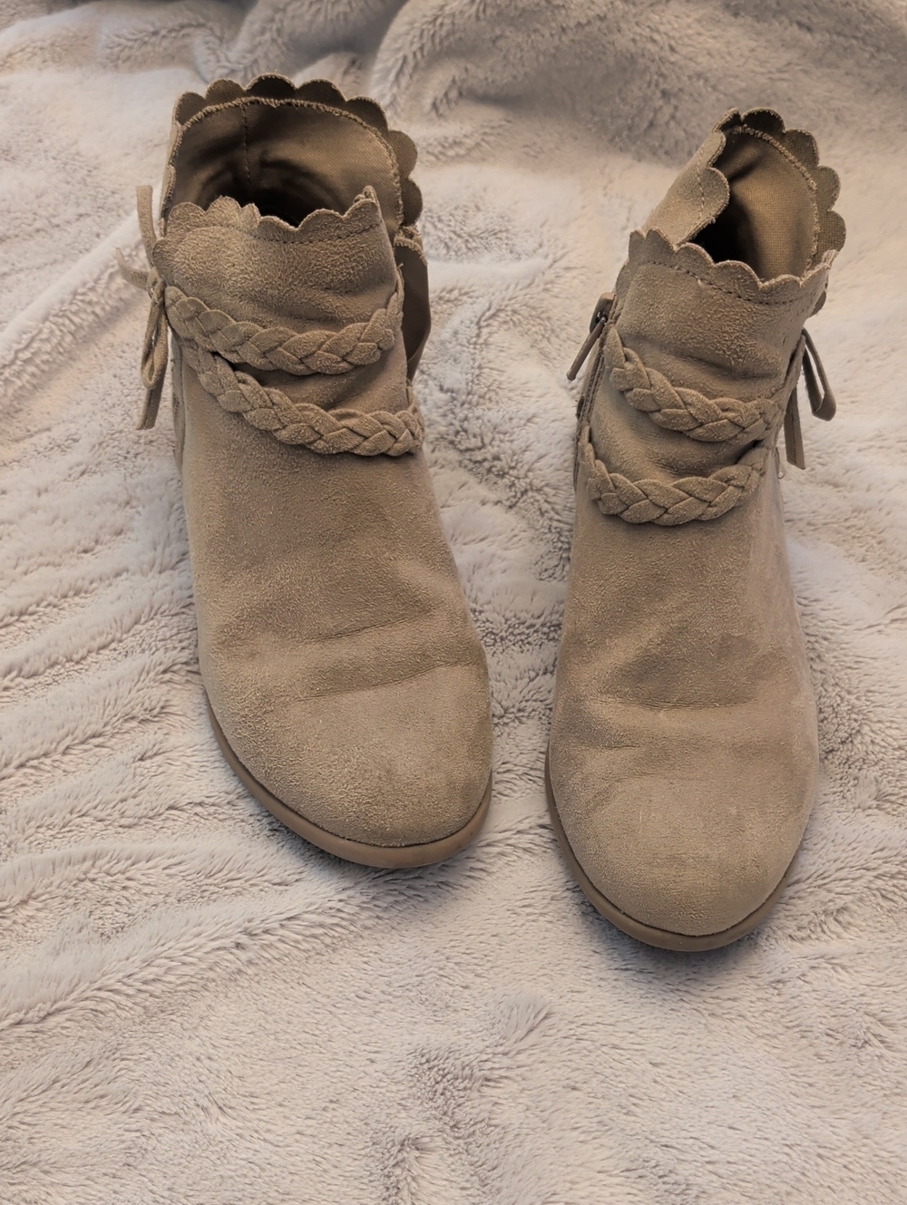 SO Kids Braided Scallop Ankle Boots in Taupe